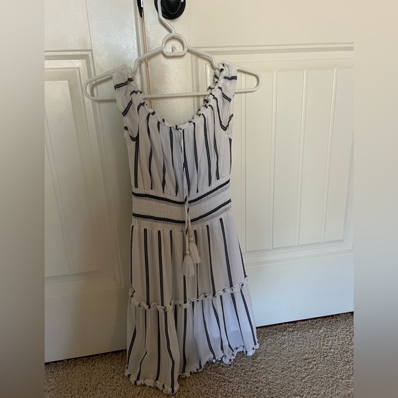 American Eagle mini dress worn only a few times. Can be worn on or off shoulder - Picture 1 of 2